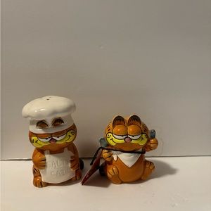 Vintage Garfield Salt & Peppers Shakers Classic Cartoon Cat Handmade Salty Cat